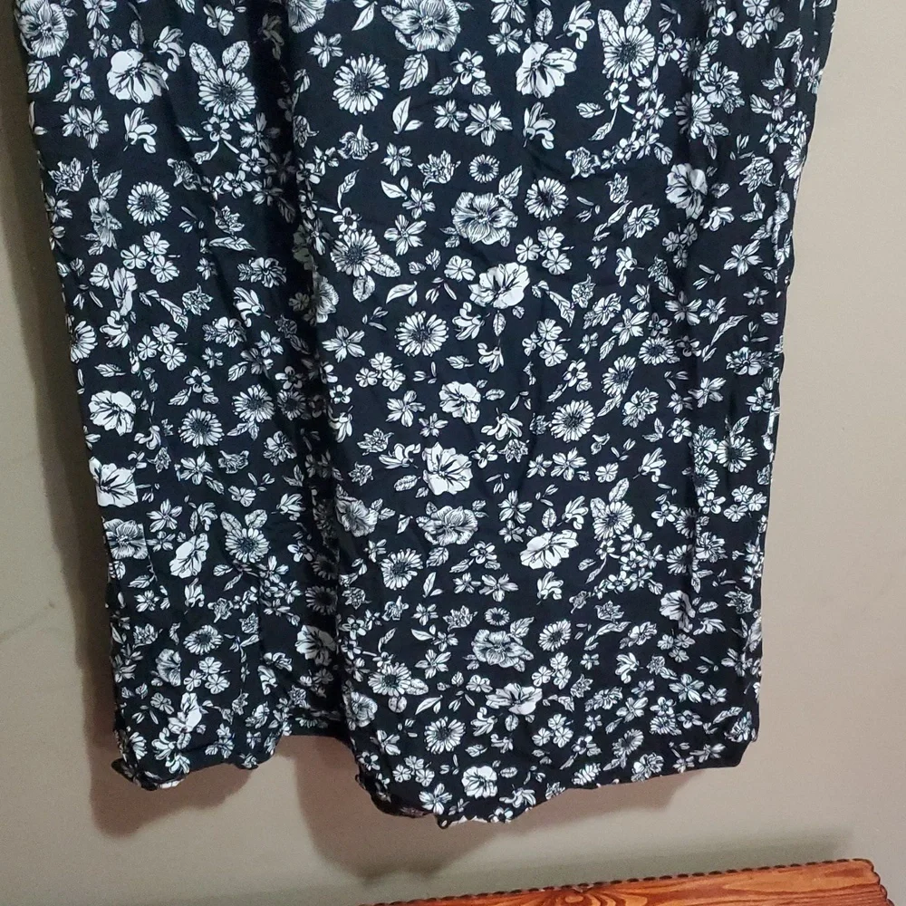 Floral Black/ White Wide Leg Pants With Elastic Waist And Side Slits Size XL - Picture 2 of 4